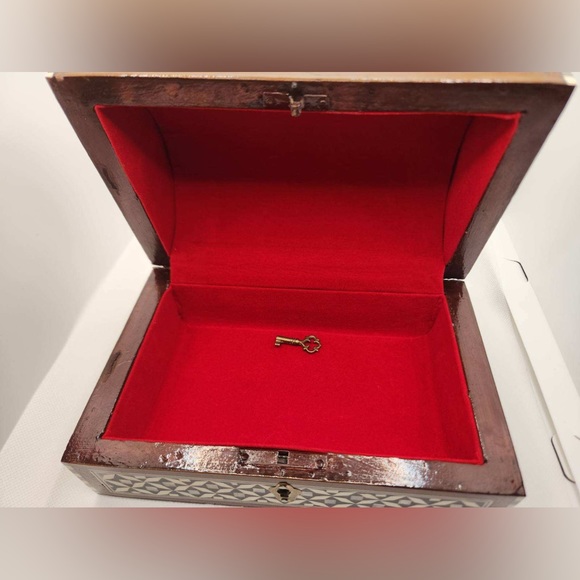 Egyptian Mother of Pearl Jewel Box with Lock and Key - Picture 11 of 15